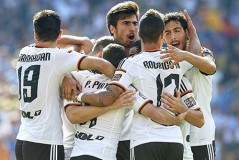 皇马逆转取胜，姆巴佩双响助西甲领跑，裁判判罚引观众不满